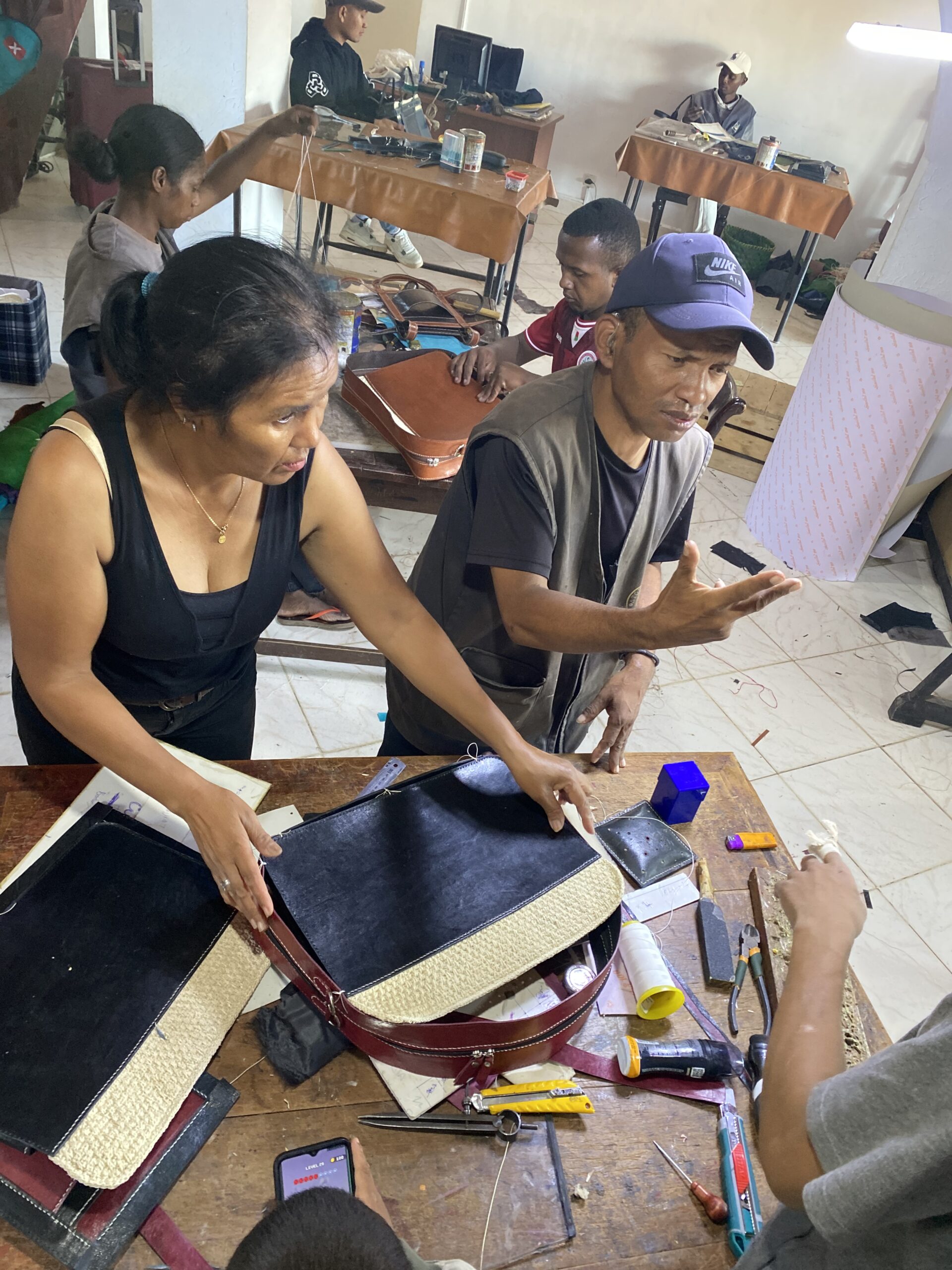 Mains d'artisan SOARANTY en pleine couture